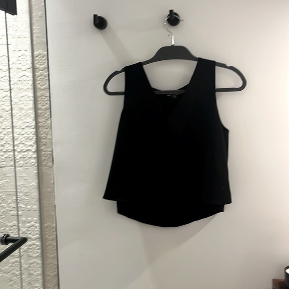 Black sleeveless flowy cropped top - Picture 1 of 1